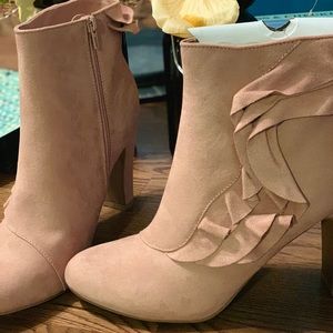 Fergie booties- mauve with a ruffle